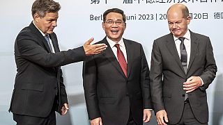 Olaf Scholz német kancellár (jobbra) és Li Csiang kínai miniszterelnök (középen) a berlini találkozón 2023.06.20-án.