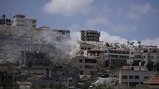 Füst száll a ciszjordániai Dzsenín városa felett 2023. június 19-én
