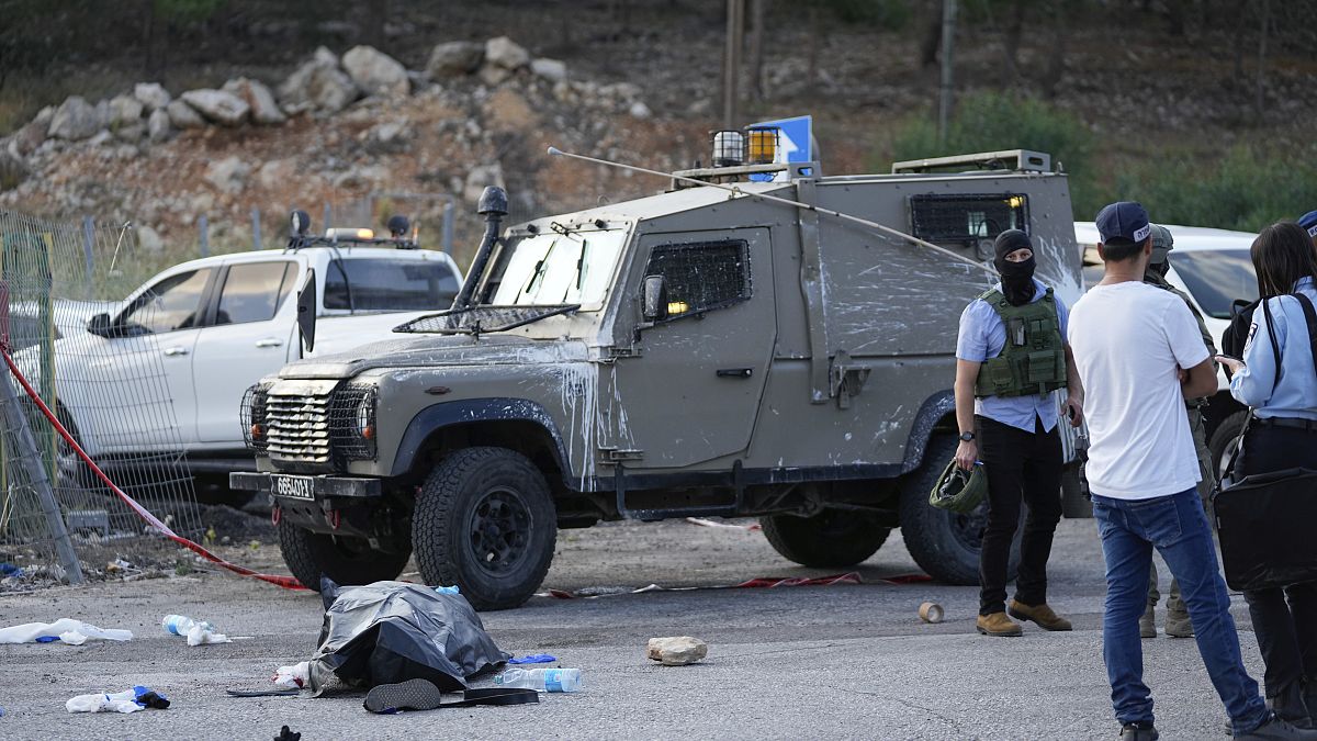 Израильские полицейские работают на месте теракта