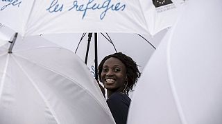 Eine Frau beim "Regenschirm-Marsch" am Weltflüchtlingstag 2015