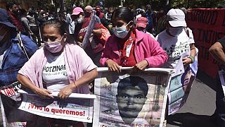 Meksika'da kaybolan 43 öğrencinin fotoğraflarını taşıyan göstericiler