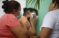 Familiares de reclusas à entrada da prisão feminina de Tamara, nas Honduras, esta terça-feira.