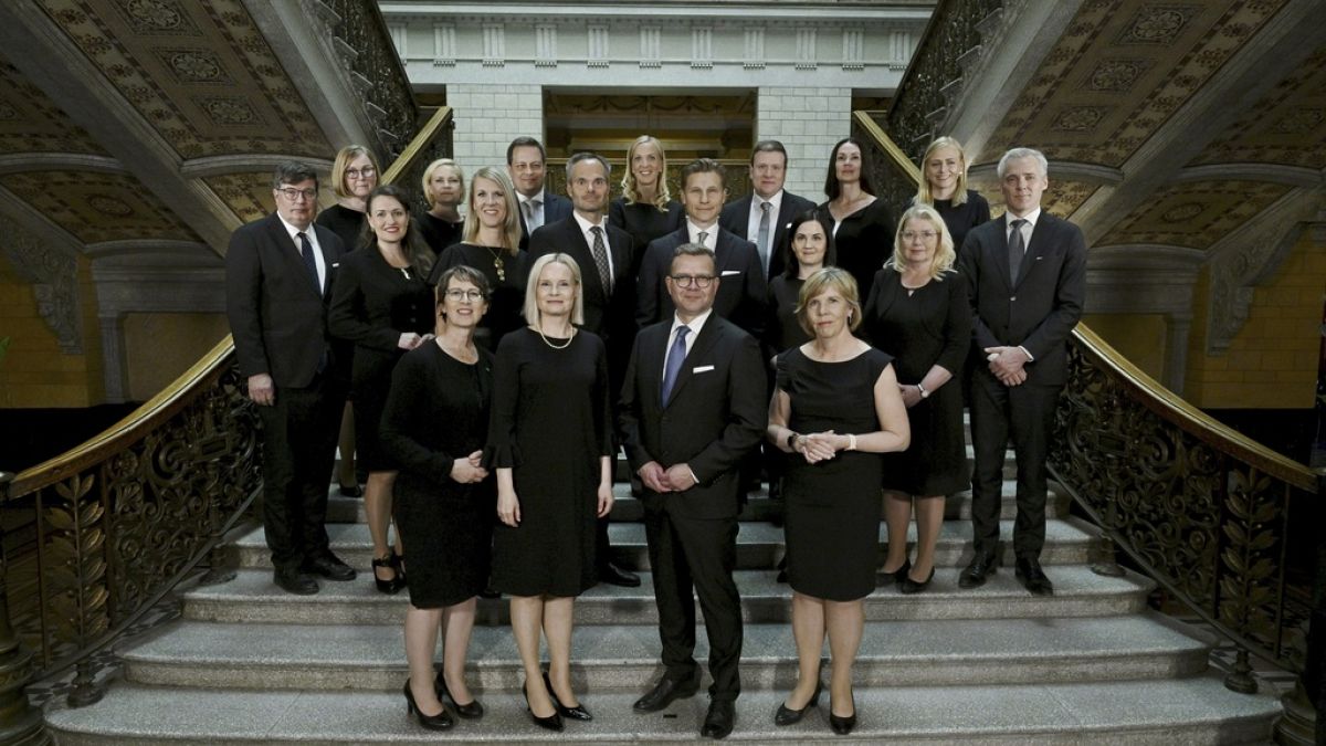 Le nouveau gouvernement finlandais dirigé par le Premier ministre Petteri Orpo pose pour une photo de famille à Helsinki, en Finlande, le mardi 20 juin 202.