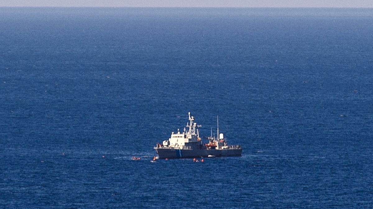 زورق لحرس السواحل اليوناني، يبحث عن جثث للضحايا. 