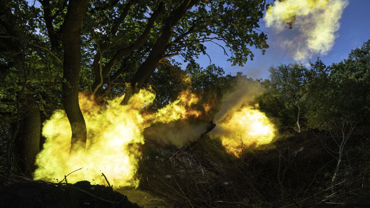 Artilharia ucraniana dispara contra uma posição russa na região de Donetsk, na Ucrânia, esta terça-feira