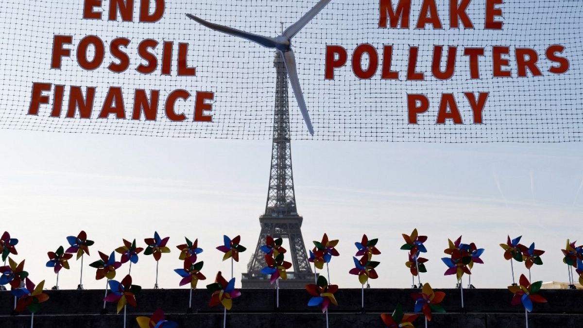 Az Eiffel-torony, mint "szélerőmű" a párizsi tüntetésen.