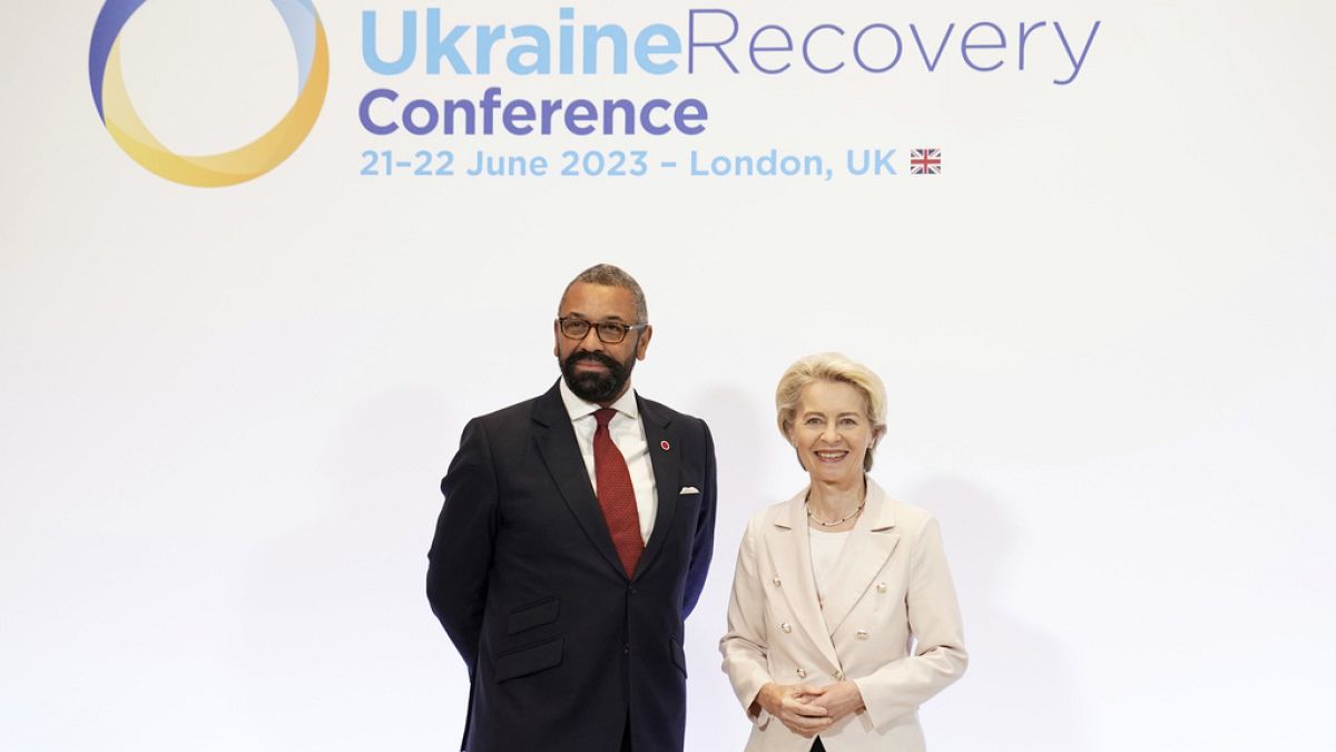 El ministro de Asuntos Exteriores de Reino Unido, James Cleverly, junto a la presidenta de la Comisión Europea, Ursula von der Leyen, en Londres, el 21 de junio de 2023