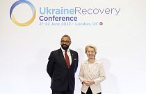 El ministro de Asuntos Exteriores de Reino Unido, James Cleverly, junto a la presidenta de la Comisión Europea, Ursula von der Leyen, en Londres, el 21 de junio de 2023