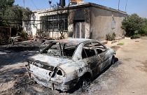 سيارة أضرم فيها إسرائيليون النار أمام منزل في ترمسعيا بالقرب من مدينة رام الله المحتلة بالضفة الغربية. 2023/06/21