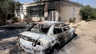 سيارة أضرم فيها إسرائيليون النار أمام منزل في ترمسعيا بالقرب من مدينة رام الله المحتلة بالضفة الغربية. 2023/06/21