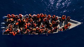 Migrantes navegan en una barca de madera en el mar Mediterráneo, a unas 30 millas al norte de Libia, el 17 de junio de 2023.