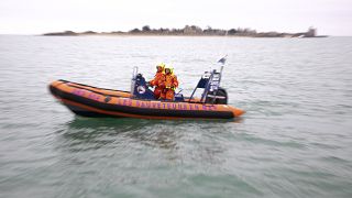 متطوعو الجمعية الوطنية للإنقاذ البحري على متن قارب في شمال غرب فرنسا.