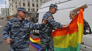 Orosz rendőrök előállítanak egy melegjogi aktivistát Moszkvában