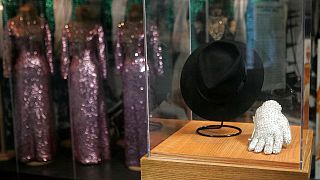 القبعة الأصلية وقفاز الترتر الذي ارتداه مايكل جاكسون في الذكرى الخامسة والعشرين لموسيقى NBC-TV في معرض متحف موتاون في ديترويت