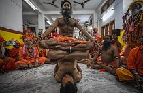 Des hindous exerçant du yoga pour la Journée internationale du yoga au temple Kamakhya à Guwahati, Assam, Inde, le 21/06/2023