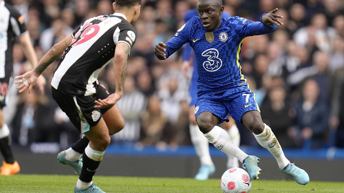 N'Golo Kanté a Chelsea kék mezében (jobbra) egy angol bajnoki mérkőzésen.  