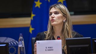 L'eurodéputée Eva Kaili est poursuivie dans le cadre de l'enquête