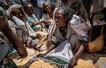 سيدة إثيوبية تتجادل مع آخرين حول تخصيص البازلاء الصفراء بعد توزيعها من قبل جمعية الإغاثة ببلدة أغولا، في منطقة تيغراي بشمال إثيوبيا