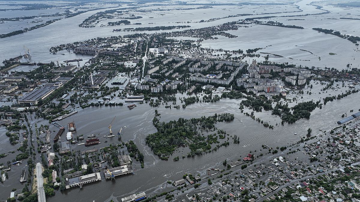 Una localidad inundada después de que volaran la presa de Kajovka.