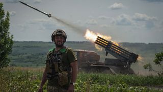 راجمة صواريخ أوكرانية تطلق النار باتجاه المواقع الروسية، بالقرب من باخموت على خط المواجهة في منطقة دونيتسك - أوكرانيا. 2023/06/21