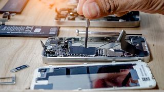 O Parlamento Europeu aprovou uma nova legislação que exige que os fabricantes de telemóveis inteligentes facilitem a substituição das baterias.