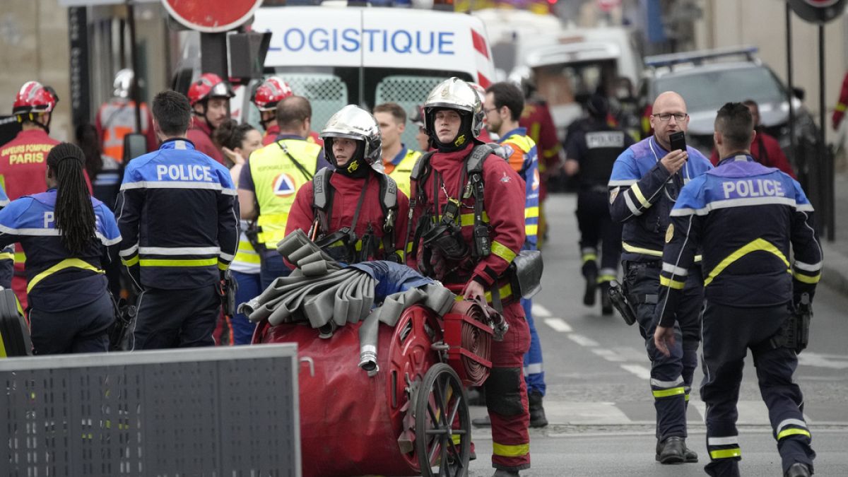 Пожарные работают на улице Сен-Жак в Париже после взрыва