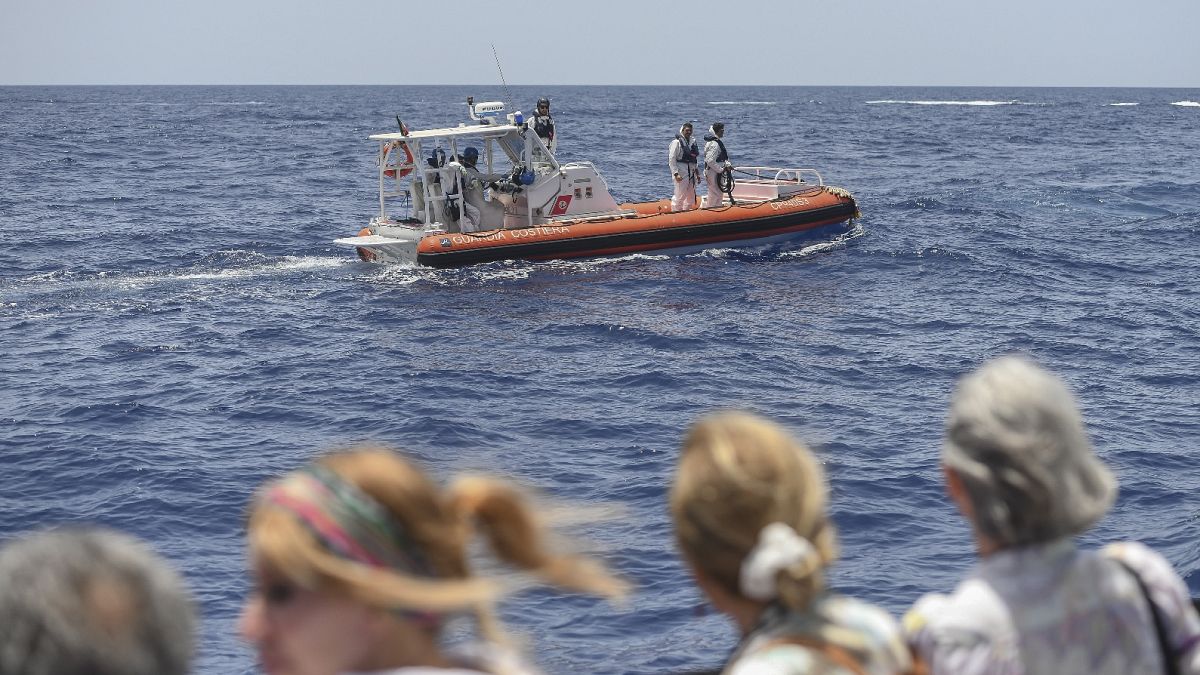 Спасатели на катере готовятся спасать мигрантов, стремящихся в Европу