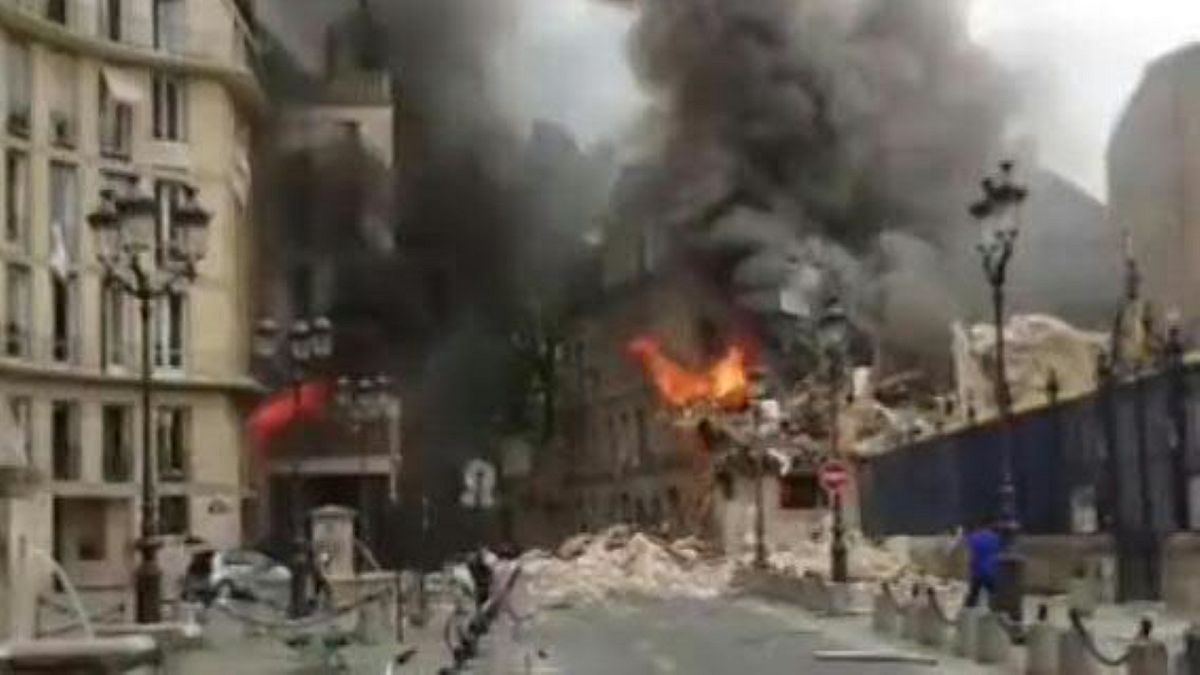 عکسی از انفجار در مرکز پاریس