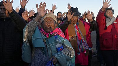 Indigene Aymara begrüssen die ersten Sonnenstraglen des Jahres 5531.
