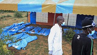 ARCHÍV: a szekta áldozatainak exhumált holttestei a dél-kenyai Shakahola faluban 2023. április 23-án