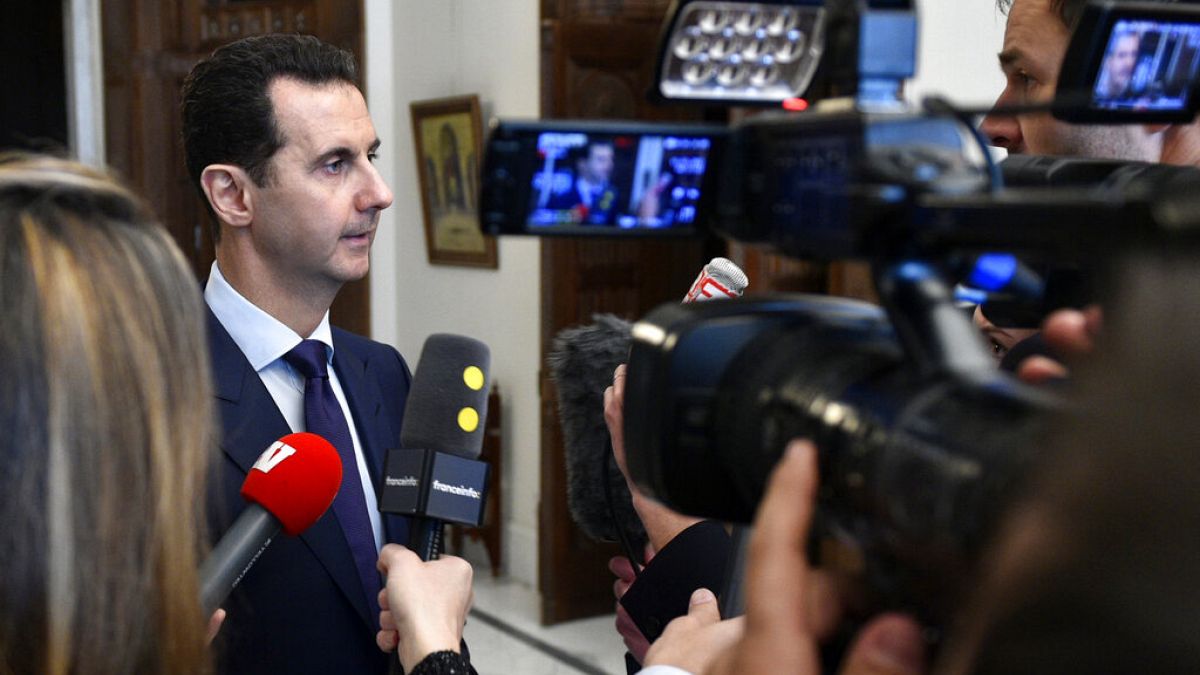 عکس تزیینی است؛ بشار اسد در برابر دوربین‌های تلویزیونی