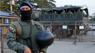 تضطر القوات المسلحة في الإكوادور، خلال السنوات الأخيرة، للتدخل لفك الإشتباكات الدامية بين العصابات داخل السجون.