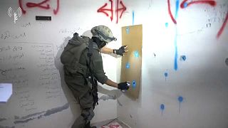 صورة مأخوذة من فيديو لجندي إسرائيلي يضع المتفجرات داخل المنزل في نابلس
