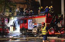 Пожарные работают на месте взрыва газа в ресторане в Иньчуане
