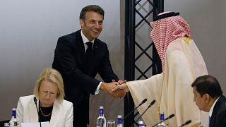 Эммануэль Макрон и наследный принц Саудовской Аравии встретились на полях парижского саммита, 22 июня 2023 года.