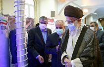 عکس منتشر شده توسط دفتر الله علی خامنه ای، در حال بازدید از نمایشگاه دستاوردهای هسته ای ایران