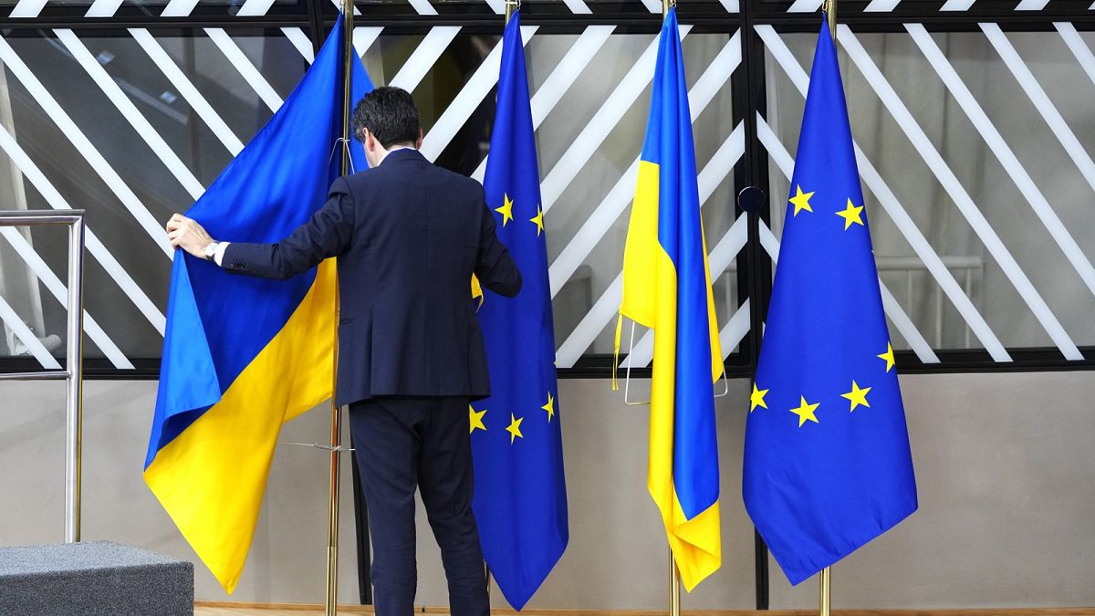 Ukrán és uniós zászlók: még hosszú az út a tárgyalásokig