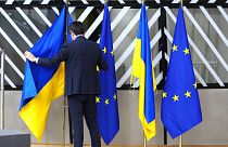 Ukrán és uniós zászlók: még hosszú az út a tárgyalásokig