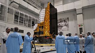 علماء يحضرون العرض التقديمي للمركبة الفضائية إقليدس التابعة لوكالة الفضاء الأوروبية في مدينة كان ، جنوب شرق فرنسا، في 21 فبراير 2023.