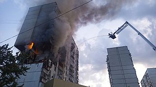 Des sauveteurs travaillent pour éteindre un incendie suite à une explosion causée par une fuite de gaz dans un immeuble résidentiel de 16 étages à Kyiv le jeudi 22 juin 2023