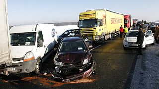 Algunos de los cuarenta coches implicados en un accidente en cadena en la localidad polaca de Gliwice en 2011.