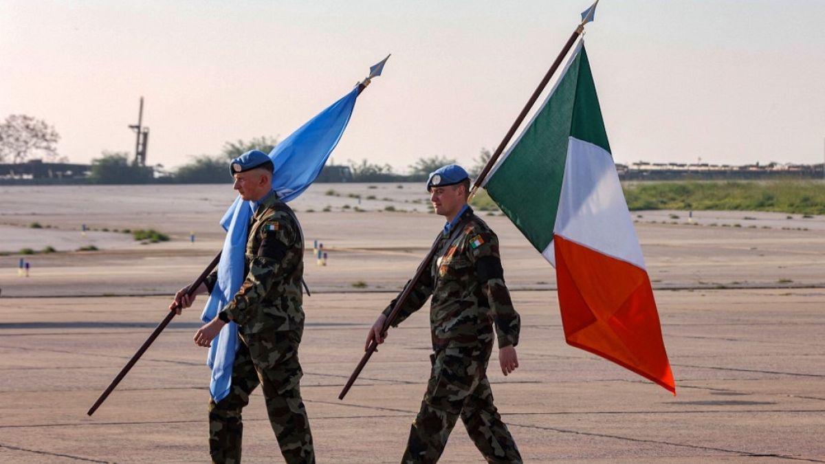 Birleşmiş Milletler Lübnan Geçici Barış Gücü'ne destek veren İrlanda birliğinden akerler İrlanda ve BM bayrakları taşırken / Arşiv