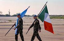 Birleşmiş Milletler Lübnan Geçici Barış Gücü'ne destek veren İrlanda birliğinden akerler İrlanda ve BM bayrakları taşırken / Arşiv