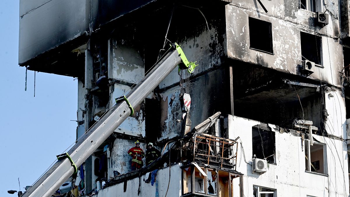 أفراد خدمة الإنقاذ في حالات الطوارئ يقفون داخل مبنى سكني مدمر في كييف في 22 يونيو 2023، بعد انفجار وحريق في المباني السكنية.
