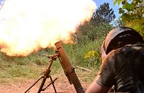 سرباز اوکراینی در حال شلیک خمپاره به مواضع روسیه در دونتسک