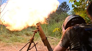 سرباز اوکراینی در حال شلیک خمپاره به مواضع روسیه در دونتسک