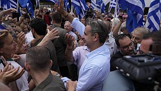 Kyriakos Mitsotakis, líder de Nueva Democracia, saluda a sus seguidores durante un mitin electoral en la isla de Salamina, cerca de Atenas.