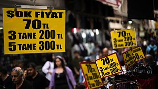 Árcédulák egy török butik kirakatában