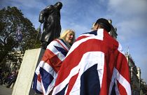 Brit zászlóba burkolózó emberek