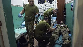 Médicos militares ucranianos tratam um soldado com concussão num hospital de campanha na região de Donetsk, na Ucrânia, esta quinta-feira.